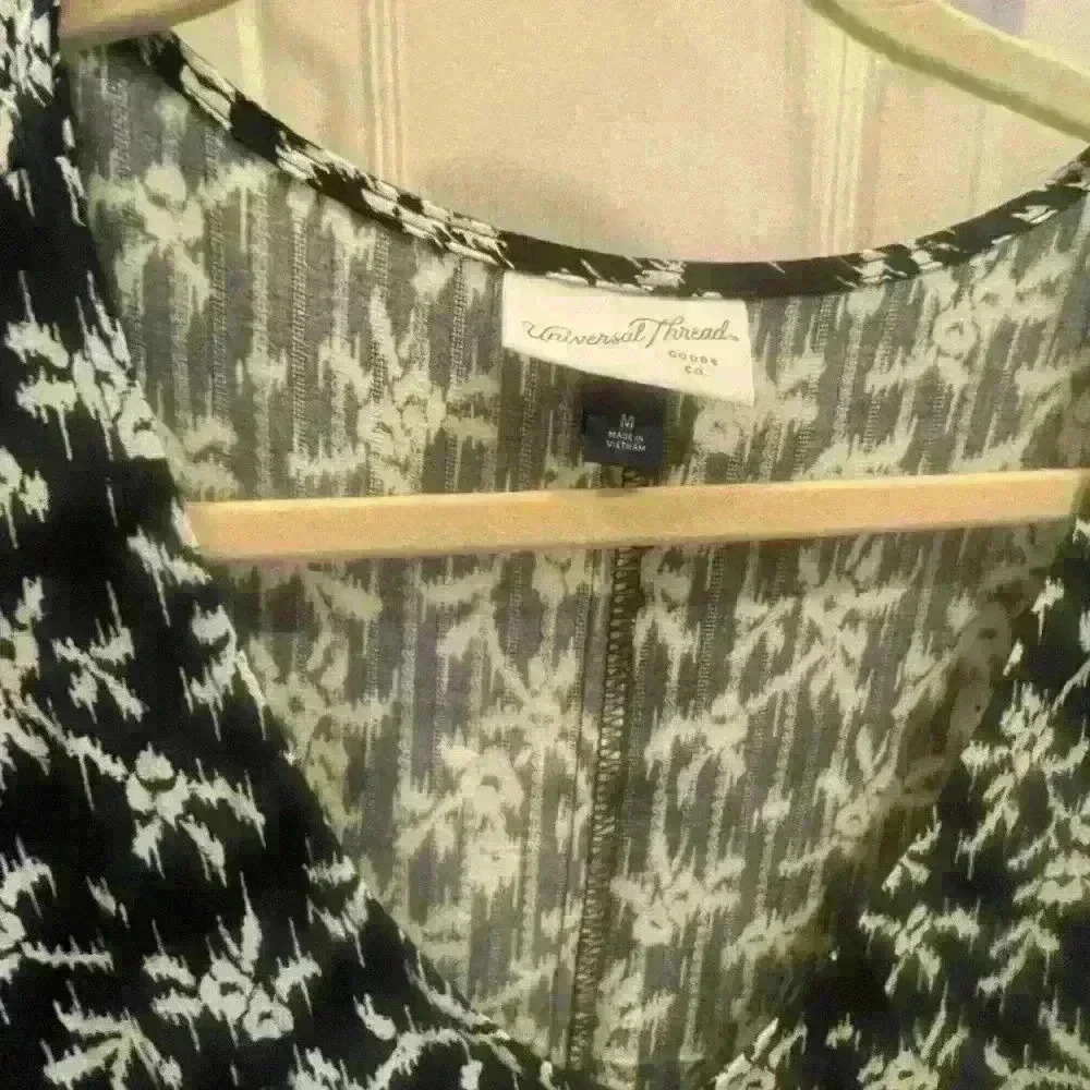 Universal Threads black and white floral midi dress. Size Medium. - Picture 4 of 4